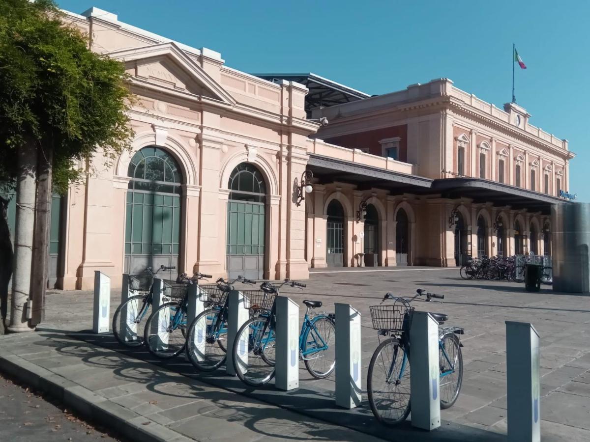 Parma Express Traveller'S Lodging Front Station Fs Parking المظهر الخارجي الصورة
